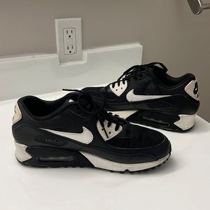 Nike Air Max 90’s —-  W 9